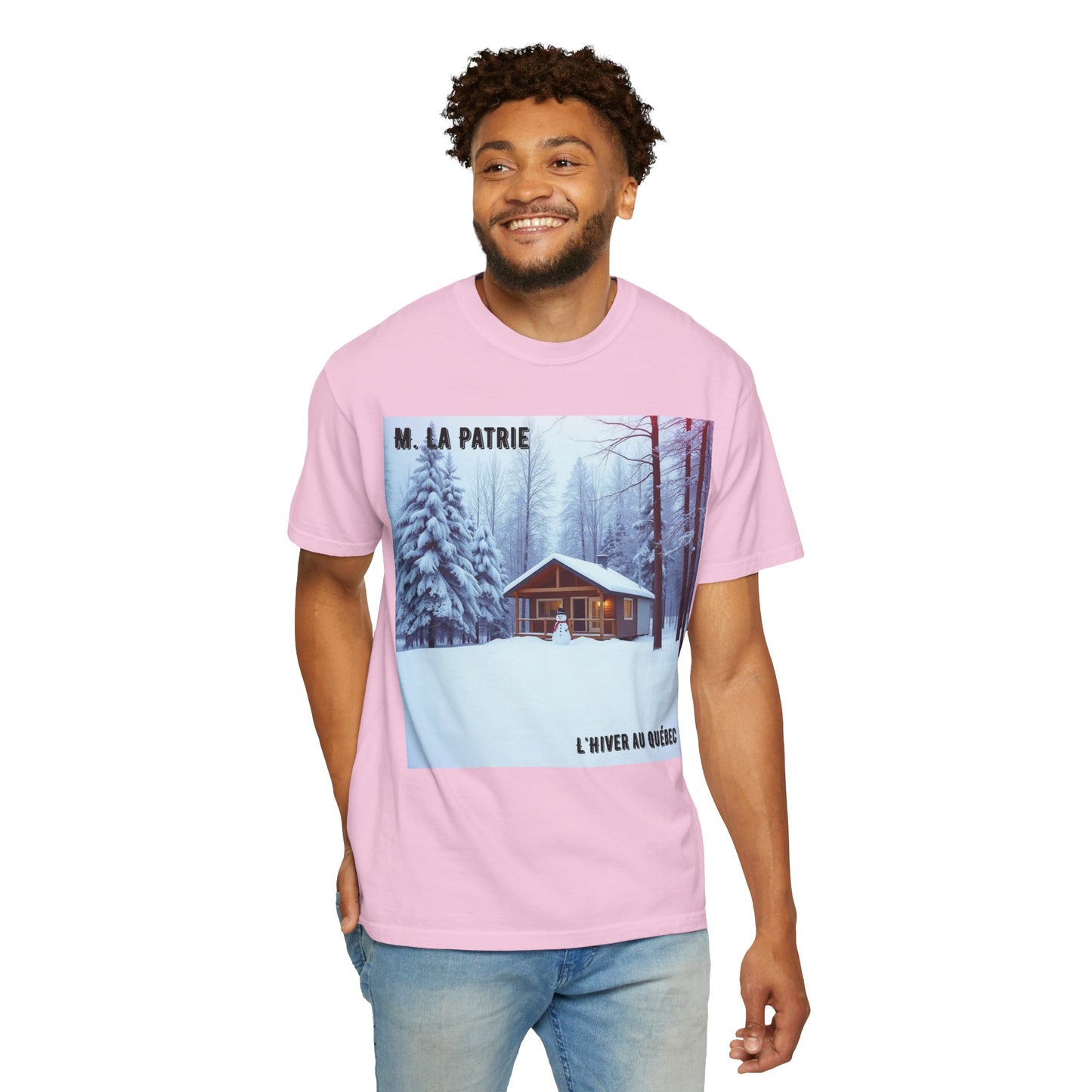 'L'Hiver Au Quebec' par M. La Patrie, Winter Cabin Graphic Tee, Perfect Gift for Outdoors Lovers, Cozy T-shirt for Snowy Days, Unisex Relaxed Fit, Nature Photography Apparel