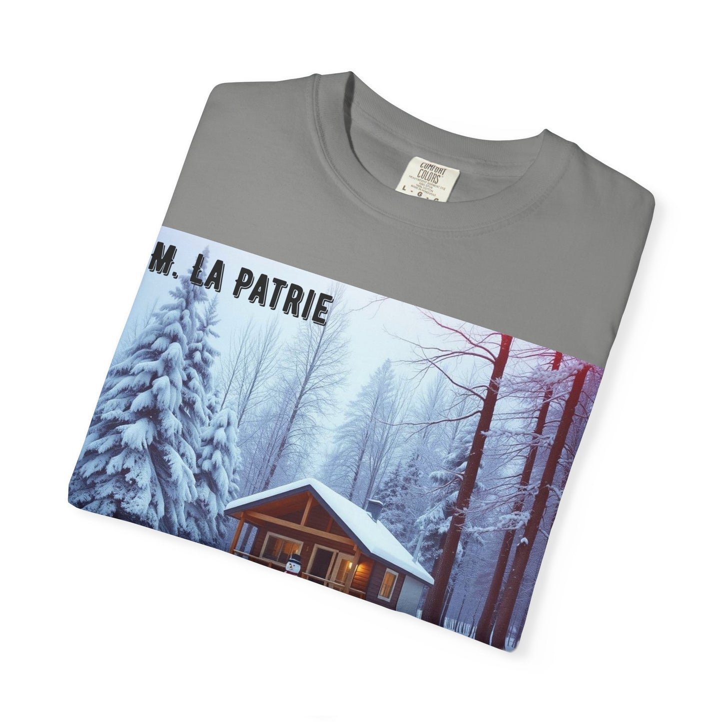 'L'Hiver Au Quebec' par M. La Patrie, Winter Cabin Graphic Tee, Perfect Gift for Outdoors Lovers, Cozy T-shirt for Snowy Days, Unisex Relaxed Fit, Nature Photography Apparel