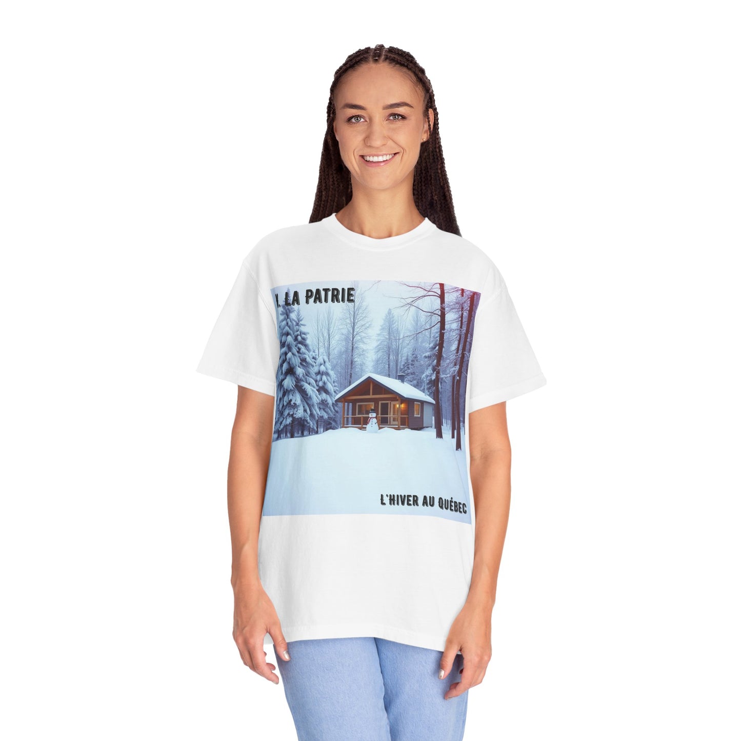'L'Hiver Au Quebec' par M. La Patrie, Winter Cabin Graphic Tee, Perfect Gift for Outdoors Lovers, Cozy T-shirt for Snowy Days, Unisex Relaxed Fit, Nature Photography Apparel