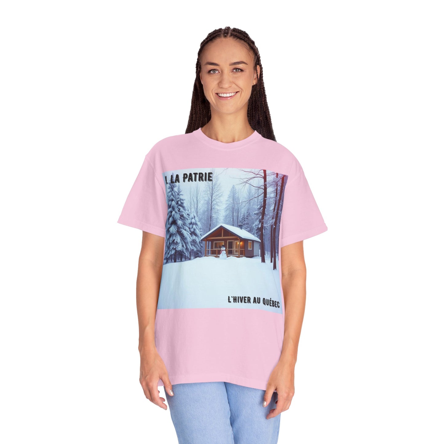 'L'Hiver Au Quebec' par M. La Patrie, Winter Cabin Graphic Tee, Perfect Gift for Outdoors Lovers, Cozy T-shirt for Snowy Days, Unisex Relaxed Fit, Nature Photography Apparel