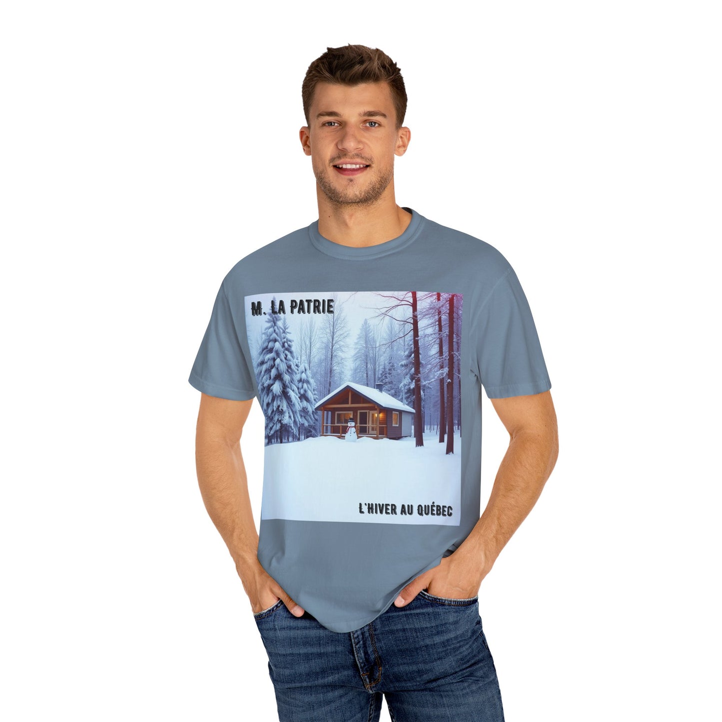 'L'Hiver Au Quebec' par M. La Patrie, Winter Cabin Graphic Tee, Perfect Gift for Outdoors Lovers, Cozy T-shirt for Snowy Days, Unisex Relaxed Fit, Nature Photography Apparel
