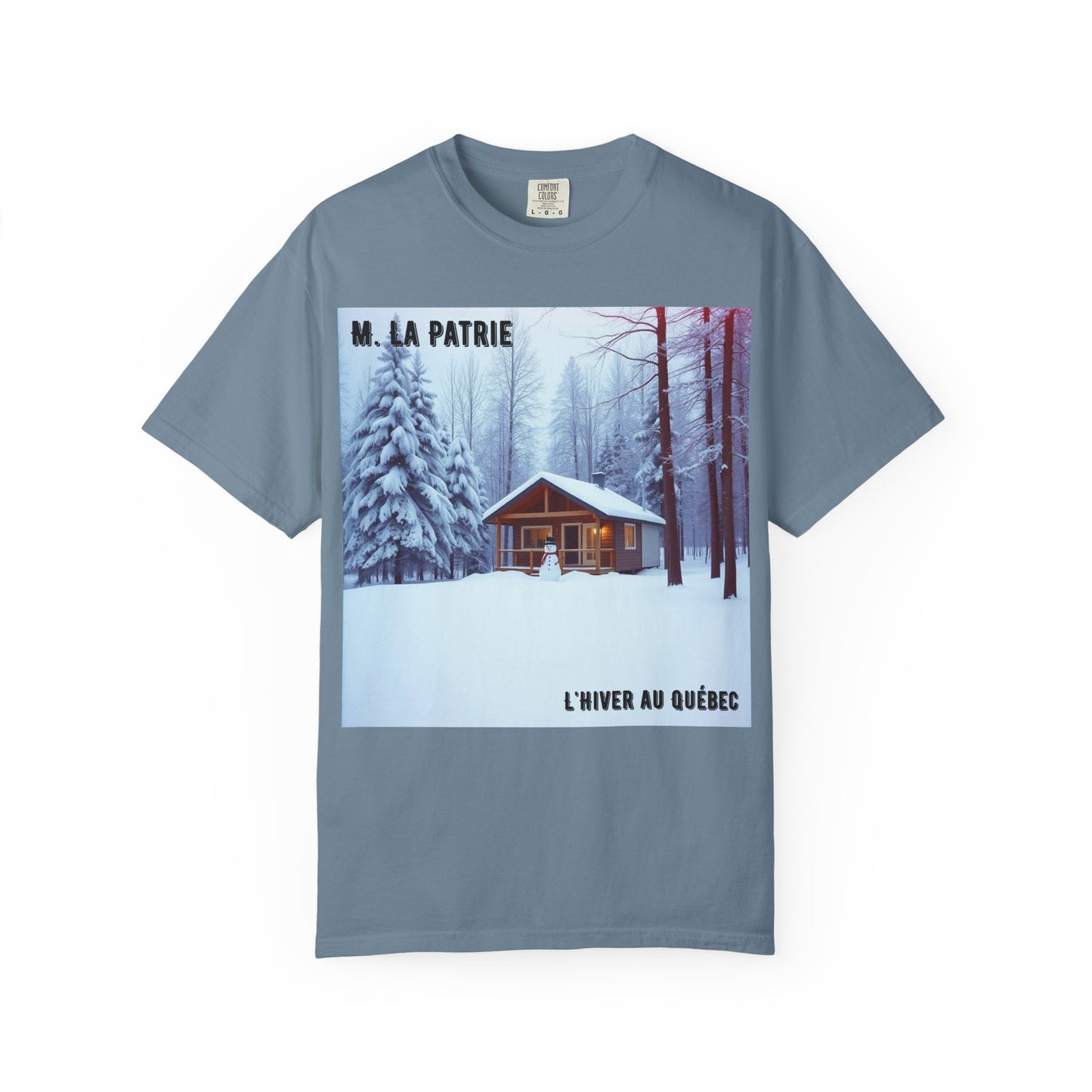 'L'Hiver Au Quebec' par M. La Patrie, Winter Cabin Graphic Tee, Perfect Gift for Outdoors Lovers, Cozy T-shirt for Snowy Days, Unisex Relaxed Fit, Nature Photography Apparel