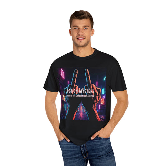 'Tout Ce Que L'Argent Peut Acheter' par Potion Mystère, Two Fingers Up Unisex T-Shirt with Artistic Graphic Design, Casual Wear, Streetwear Style, Gift for Art Lovers, Unique Graphic Tee, [...]