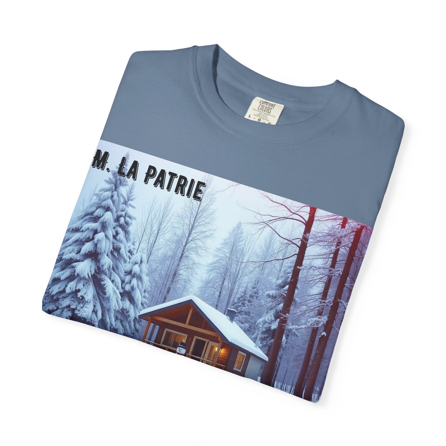 'L'Hiver Au Quebec' par M. La Patrie, Winter Cabin Graphic Tee, Perfect Gift for Outdoors Lovers, Cozy T-shirt for Snowy Days, Unisex Relaxed Fit, Nature Photography Apparel