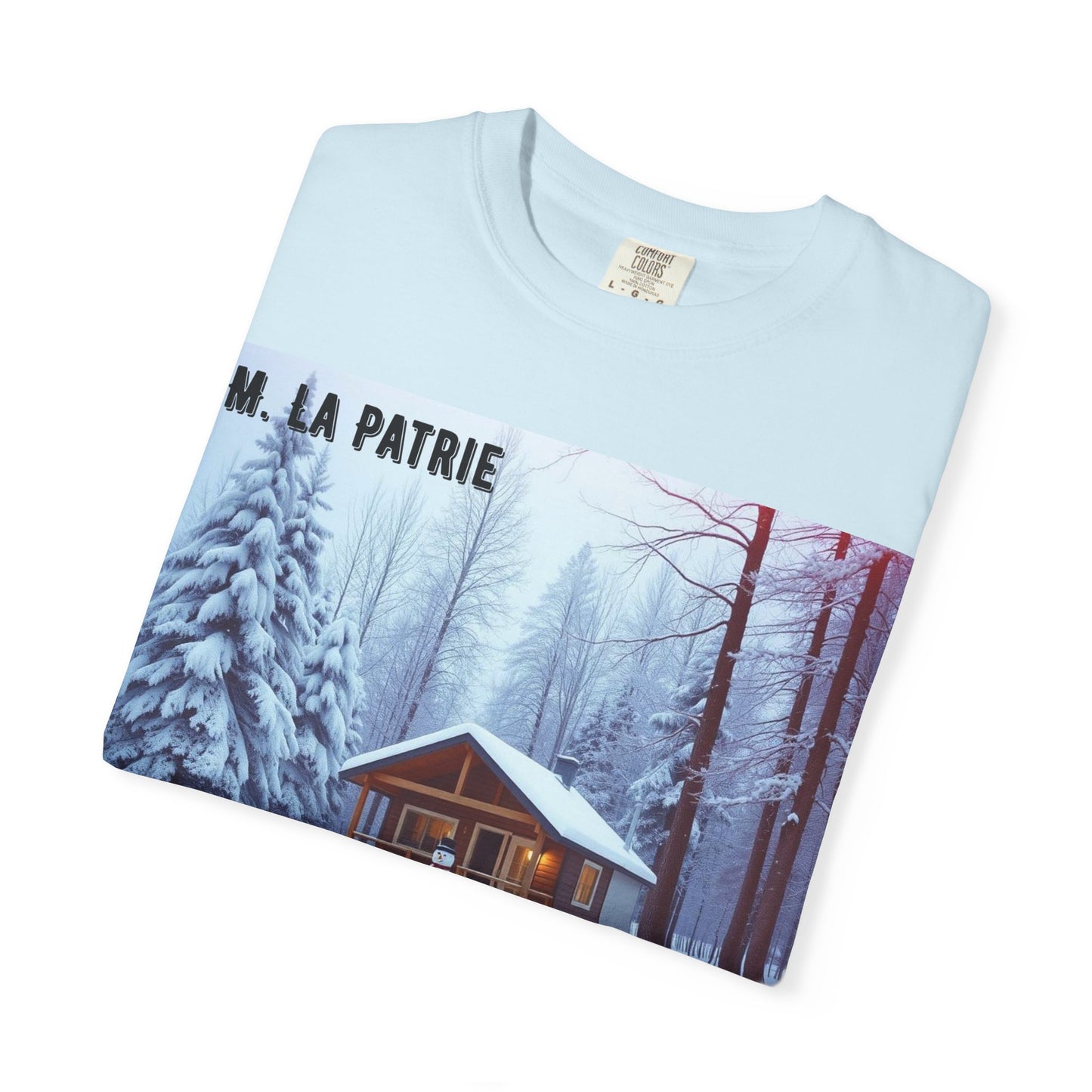 'L'Hiver Au Quebec' par M. La Patrie, Winter Cabin Graphic Tee, Perfect Gift for Outdoors Lovers, Cozy T-shirt for Snowy Days, Unisex Relaxed Fit, Nature Photography Apparel