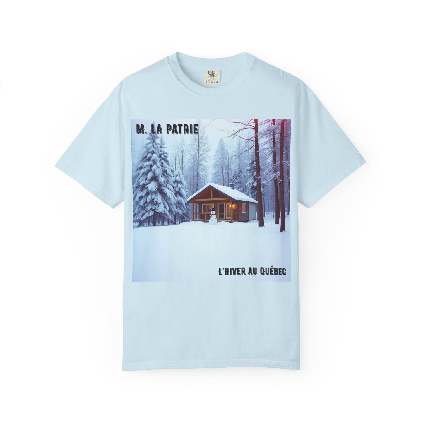 'L'Hiver Au Quebec' par M. La Patrie, Winter Cabin Graphic Tee, Perfect Gift for Outdoors Lovers, Cozy T-shirt for Snowy Days, Unisex Relaxed Fit, Nature Photography Apparel