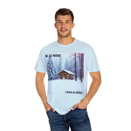 'L'Hiver Au Quebec' par M. La Patrie, Winter Cabin Graphic Tee, Perfect Gift for Outdoors Lovers, Cozy T-shirt for Snowy Days, Unisex Relaxed Fit, Nature Photography Apparel