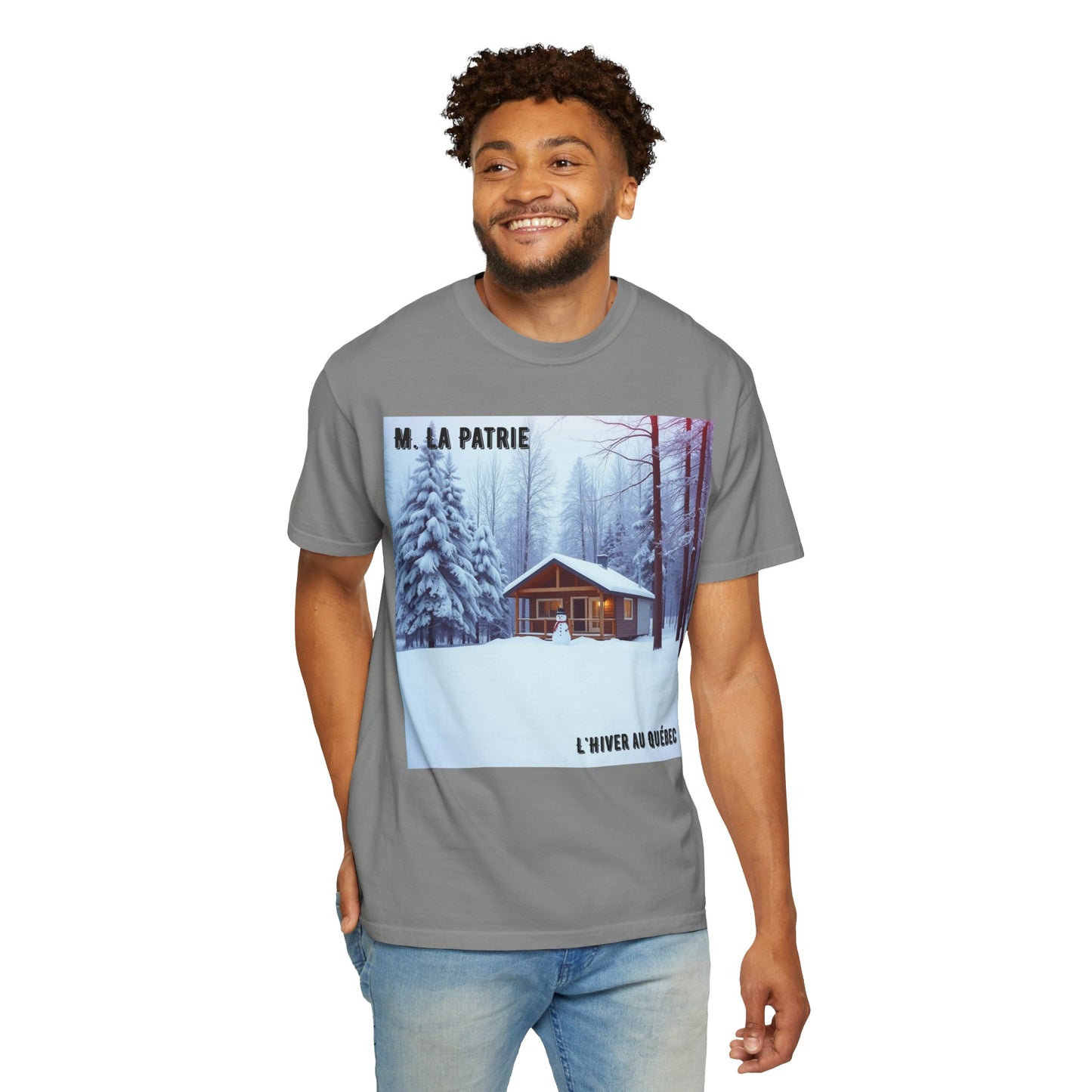 'L'Hiver Au Quebec' par M. La Patrie, Winter Cabin Graphic Tee, Perfect Gift for Outdoors Lovers, Cozy T-shirt for Snowy Days, Unisex Relaxed Fit, Nature Photography Apparel