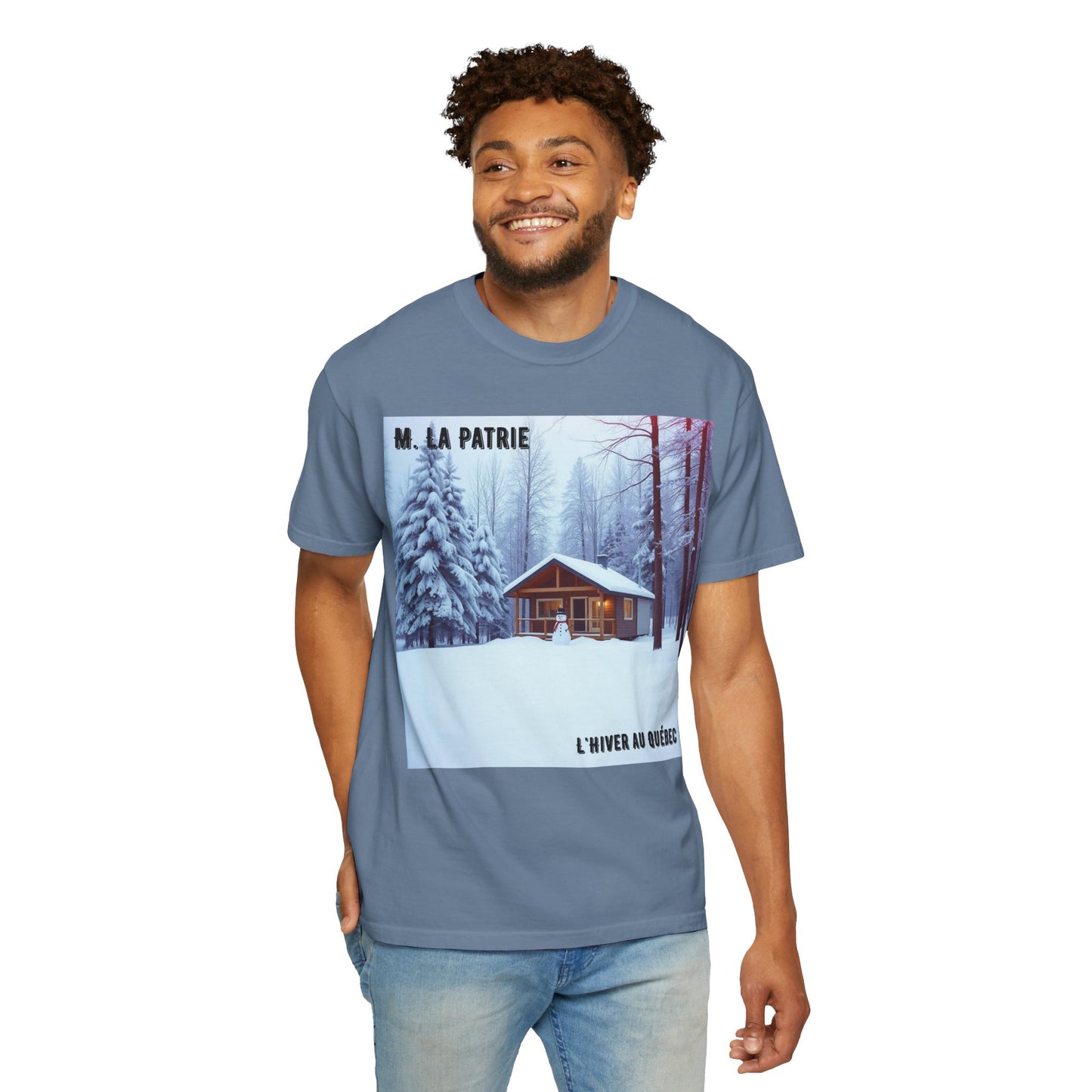 'L'Hiver Au Quebec' par M. La Patrie, Winter Cabin Graphic Tee, Perfect Gift for Outdoors Lovers, Cozy T-shirt for Snowy Days, Unisex Relaxed Fit, Nature Photography Apparel