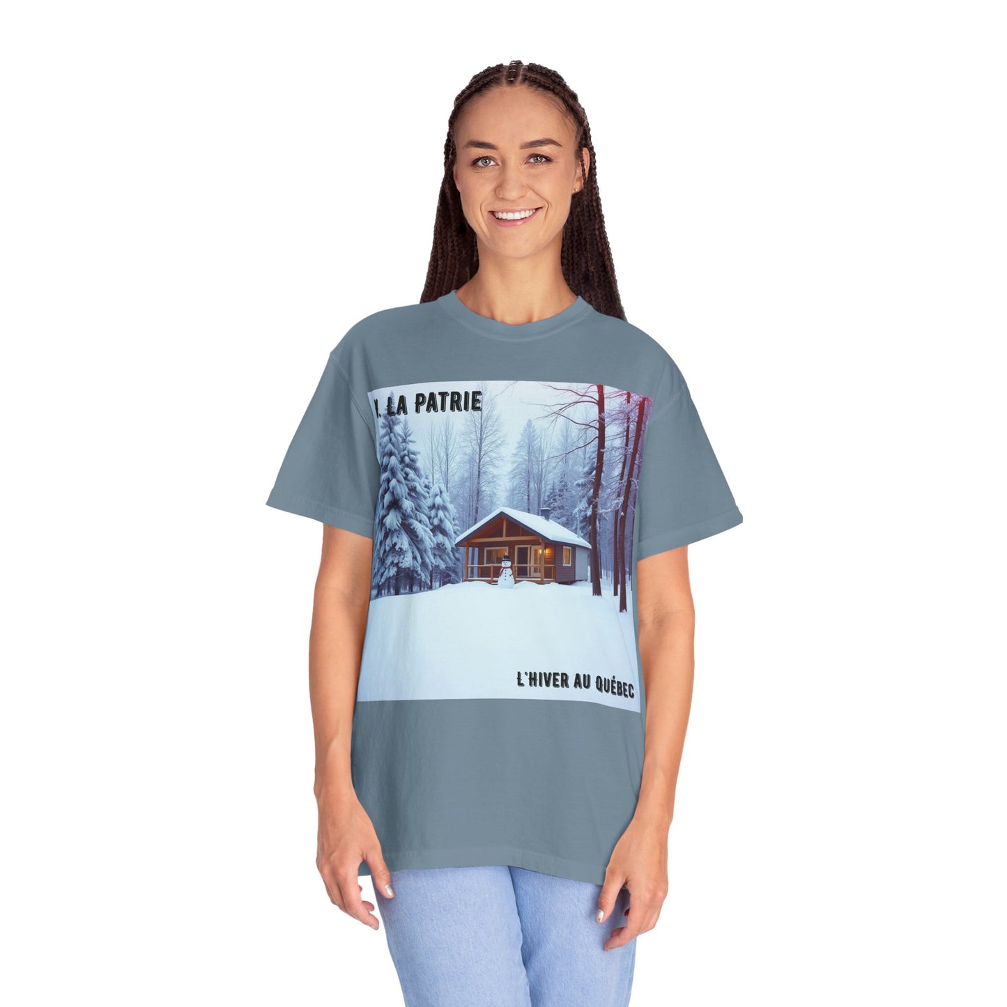 'L'Hiver Au Quebec' par M. La Patrie, Winter Cabin Graphic Tee, Perfect Gift for Outdoors Lovers, Cozy T-shirt for Snowy Days, Unisex Relaxed Fit, Nature Photography Apparel