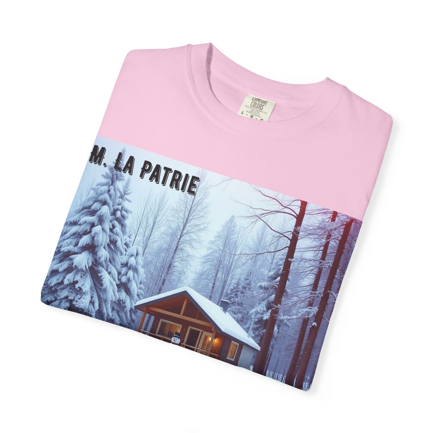 'L'Hiver Au Quebec' par M. La Patrie, Winter Cabin Graphic Tee, Perfect Gift for Outdoors Lovers, Cozy T-shirt for Snowy Days, Unisex Relaxed Fit, Nature Photography Apparel