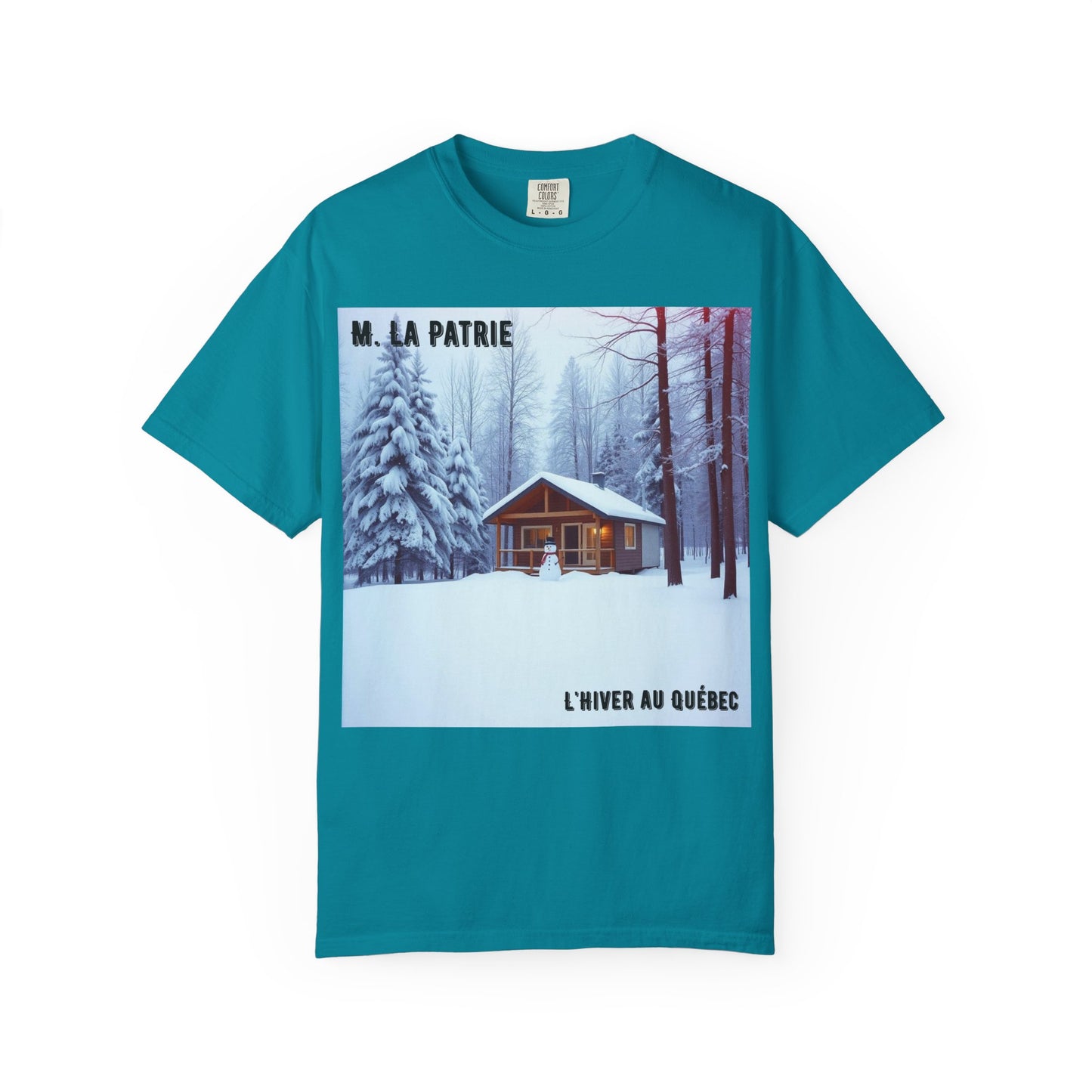 'L'Hiver Au Quebec' par M. La Patrie, Winter Cabin Graphic Tee, Perfect Gift for Outdoors Lovers, Cozy T-shirt for Snowy Days, Unisex Relaxed Fit, Nature Photography Apparel