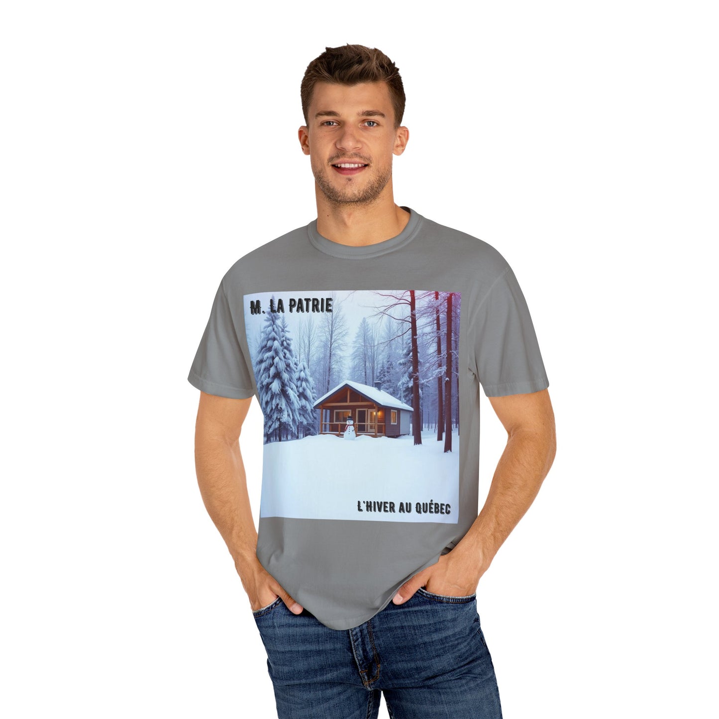 'L'Hiver Au Quebec' par M. La Patrie, Winter Cabin Graphic Tee, Perfect Gift for Outdoors Lovers, Cozy T-shirt for Snowy Days, Unisex Relaxed Fit, Nature Photography Apparel