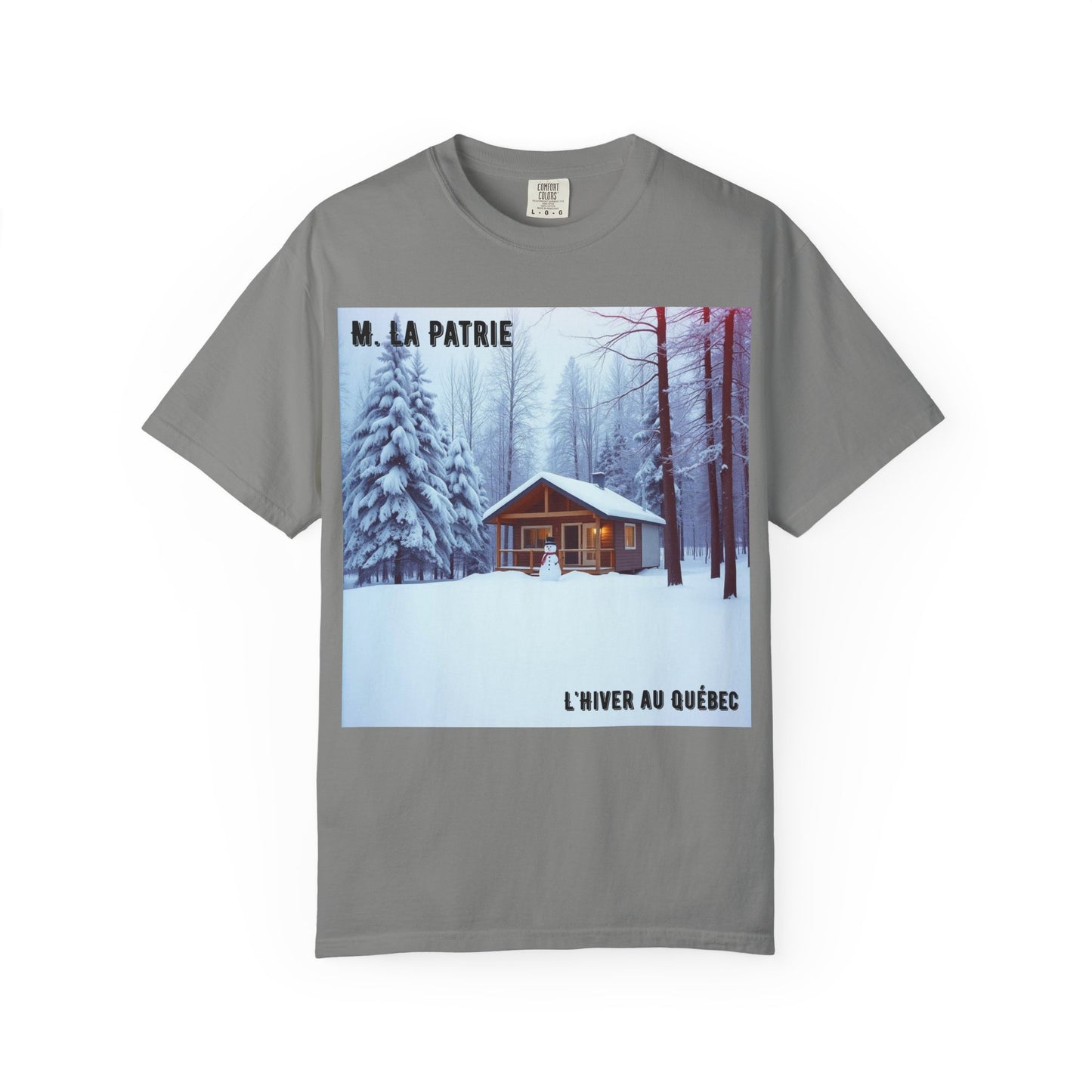 'L'Hiver Au Quebec' par M. La Patrie, Winter Cabin Graphic Tee, Perfect Gift for Outdoors Lovers, Cozy T-shirt for Snowy Days, Unisex Relaxed Fit, Nature Photography Apparel