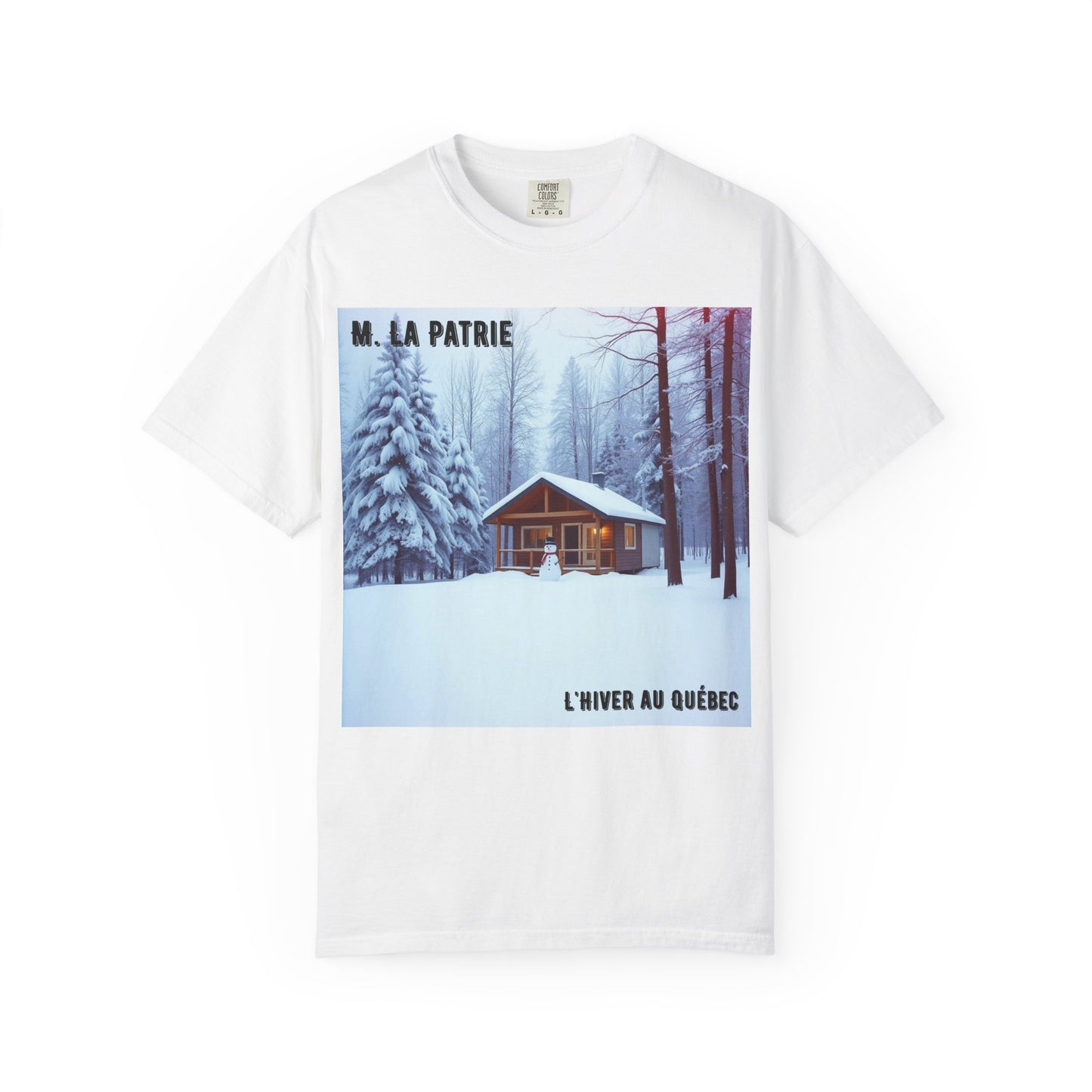 'L'Hiver Au Quebec' par M. La Patrie, Winter Cabin Graphic Tee, Perfect Gift for Outdoors Lovers, Cozy T-shirt for Snowy Days, Unisex Relaxed Fit, Nature Photography Apparel