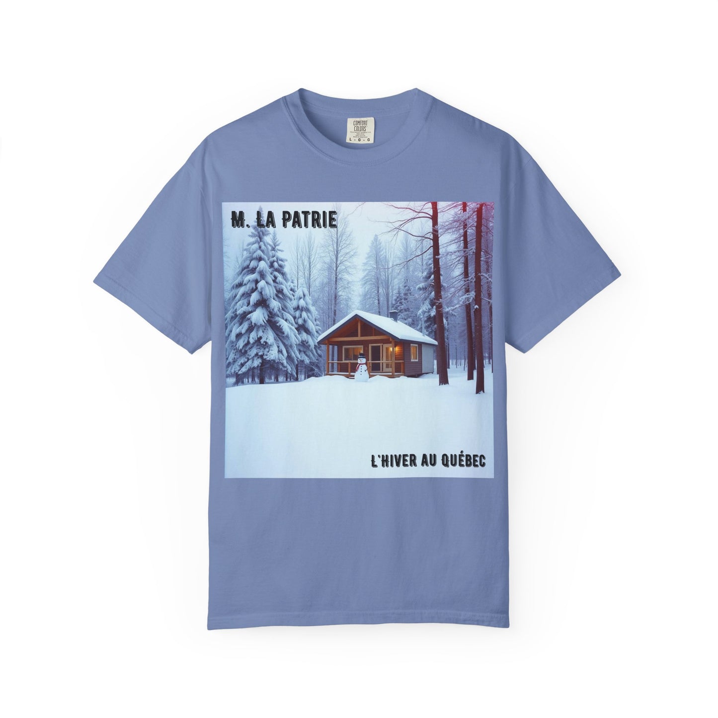 'L'Hiver Au Quebec' par M. La Patrie, Winter Cabin Graphic Tee, Perfect Gift for Outdoors Lovers, Cozy T-shirt for Snowy Days, Unisex Relaxed Fit, Nature Photography Apparel