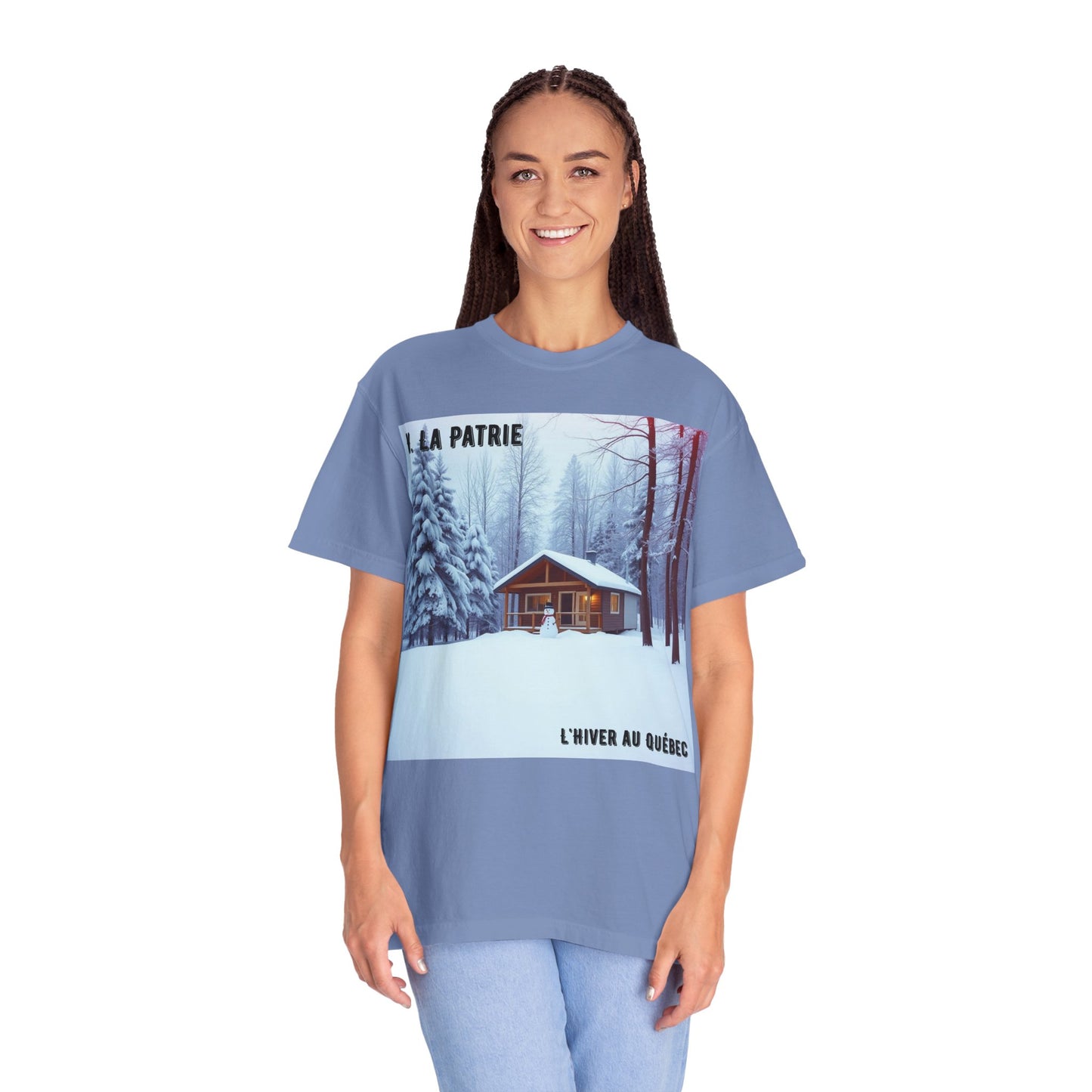 'L'Hiver Au Quebec' par M. La Patrie, Winter Cabin Graphic Tee, Perfect Gift for Outdoors Lovers, Cozy T-shirt for Snowy Days, Unisex Relaxed Fit, Nature Photography Apparel