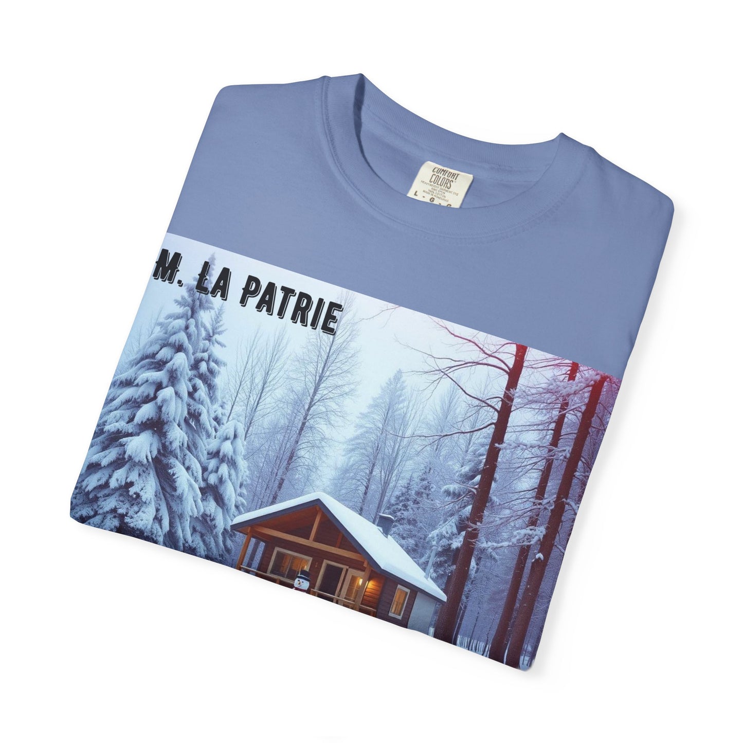 'L'Hiver Au Quebec' par M. La Patrie, Winter Cabin Graphic Tee, Perfect Gift for Outdoors Lovers, Cozy T-shirt for Snowy Days, Unisex Relaxed Fit, Nature Photography Apparel