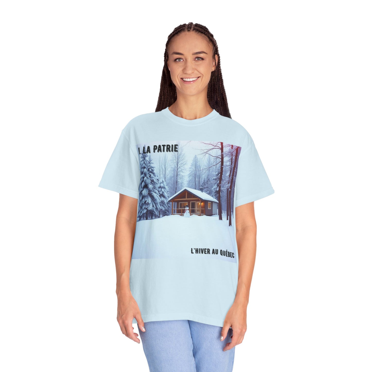 'L'Hiver Au Quebec' par M. La Patrie, Winter Cabin Graphic Tee, Perfect Gift for Outdoors Lovers, Cozy T-shirt for Snowy Days, Unisex Relaxed Fit, Nature Photography Apparel