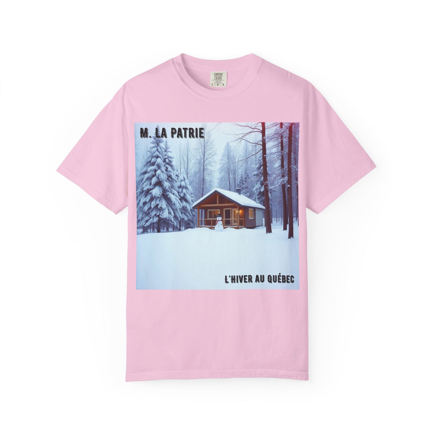 'L'Hiver Au Quebec' par M. La Patrie, Winter Cabin Graphic Tee, Perfect Gift for Outdoors Lovers, Cozy T-shirt for Snowy Days, Unisex Relaxed Fit, Nature Photography Apparel