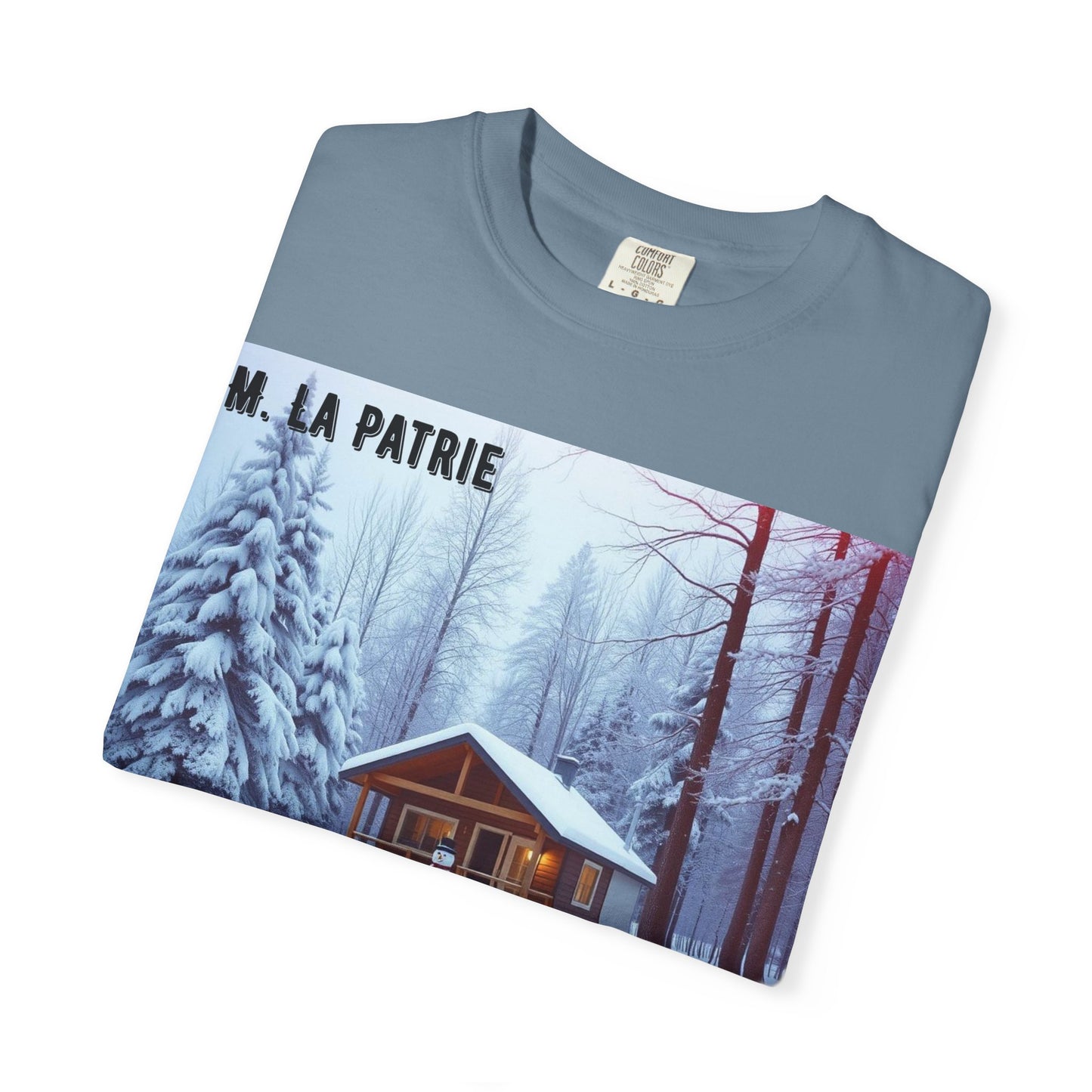 'L'Hiver Au Quebec' par M. La Patrie, Winter Cabin Graphic Tee, Perfect Gift for Outdoors Lovers, Cozy T-shirt for Snowy Days, Unisex Relaxed Fit, Nature Photography Apparel
